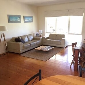 Una Smart TV, un reproductor de DVD, libros, una videoteca