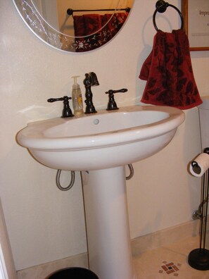 Hair dryer, towels, soap, toilet paper - guest room in cental Phoenix (Phoenix)