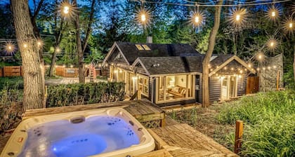 Secluded, Fenced Cottage, Hot Tub, Fire Pit, Dog Friendly, Nat’l Park