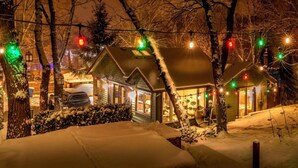 A snow-covered residential area with houses and street lights. - Secluded, Fenced Cottage, Hot Tub, Fire Pit, Dog Friendly, Nat’l Park (Miller Beach)