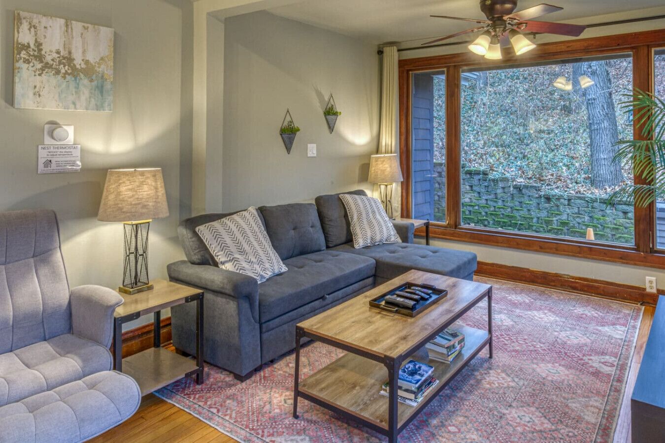 TV connectée, livres, chaîne hi-fi