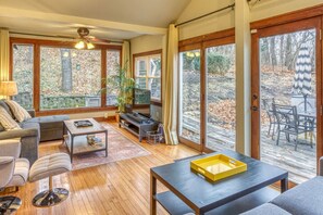 Smart TV, books, stereo