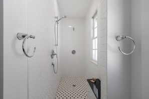 Combined shower/tub, hair dryer, towels
