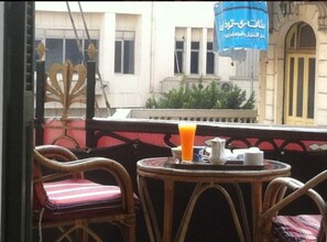 Outdoor dining - PRIVATE TRIPLE ROOM CITY VIEW (Cairo)