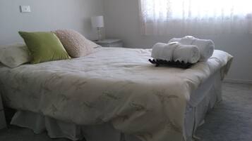 1 habitación, tabla de planchar con plancha, wifi gratis y ropa de cama
