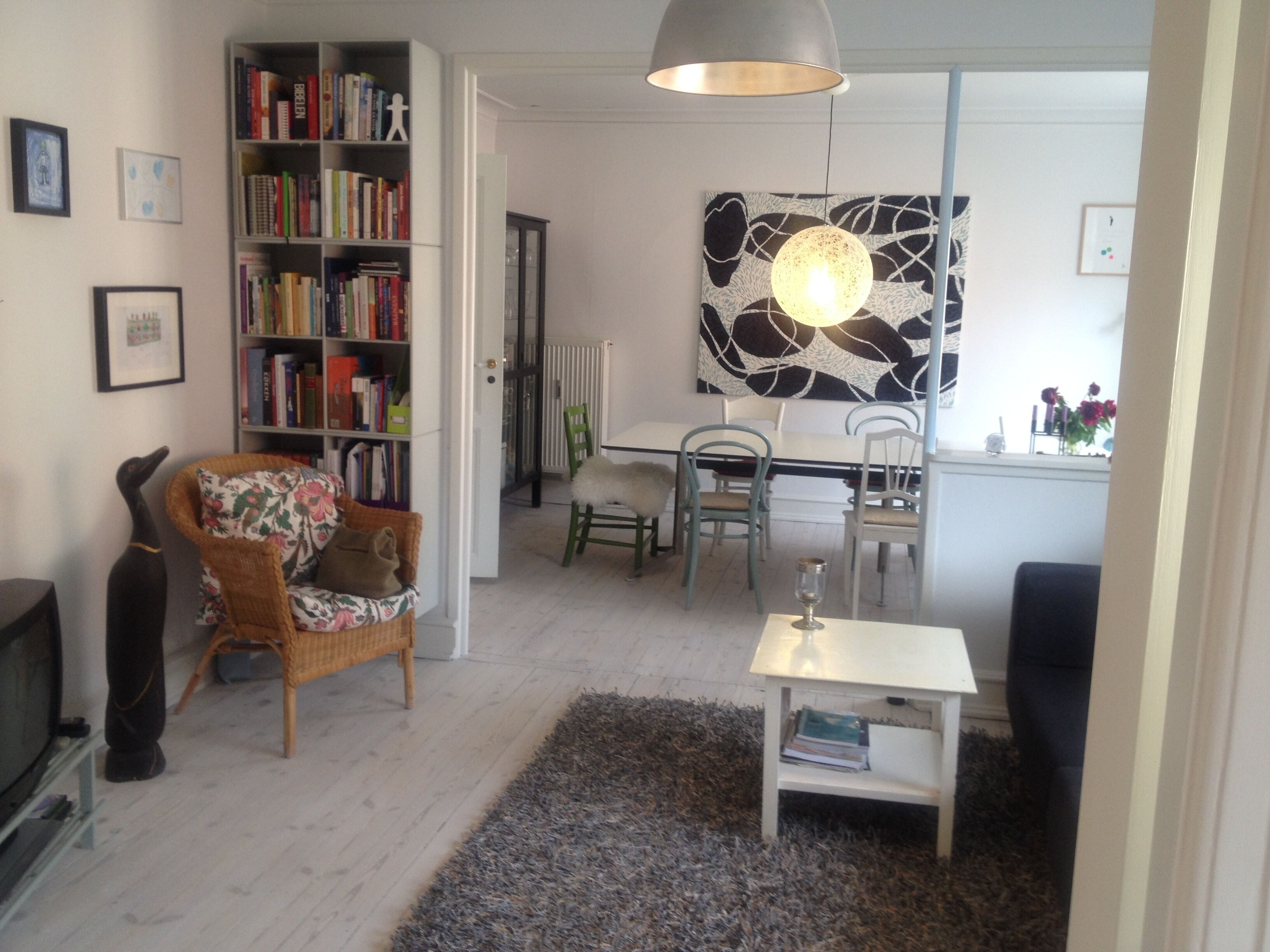 Tv, dvd-afspiller, bøger, stereoanlæg