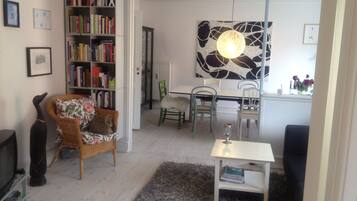 Tv, dvd-afspiller, bøger, stereoanlæg