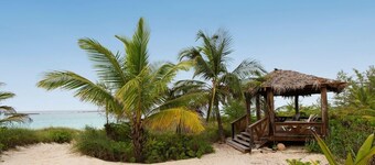 Privat 10-Acre Beachfront Estate m / oppvarmet basseng, tennisbane, gå til Tippys