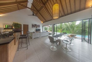 Deluxe-Villa, 3 Schlafzimmer | Wohnbereich | Flachbildfernseher