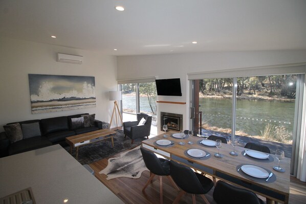 Apartment, 4 Bedrooms, Non Smoking | In-room dining