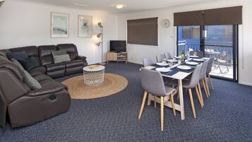 Apartment, Non Smoking | In-room dining