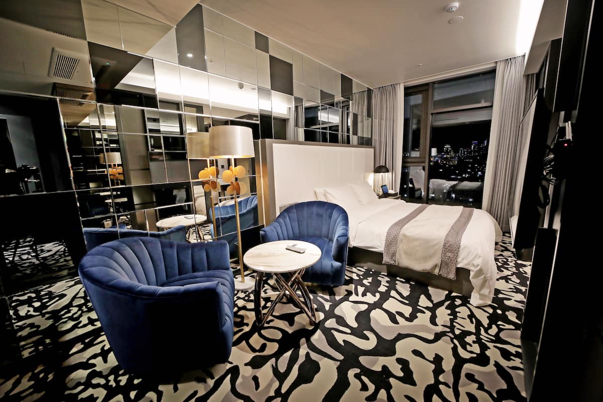 Signature Room | Brankas, tirai kedap cahaya, kedap suara, dan setrika/meja setrika