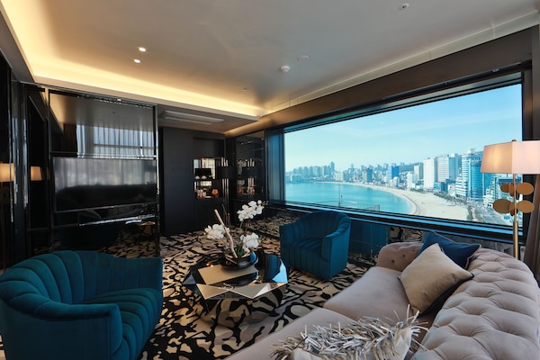 Illionaire Dok2 Suite | Living area