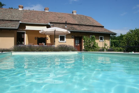 Outdoor pool. Country house, 8 people. Private parking, swimming pool and large private garden. At Lake Tisza.