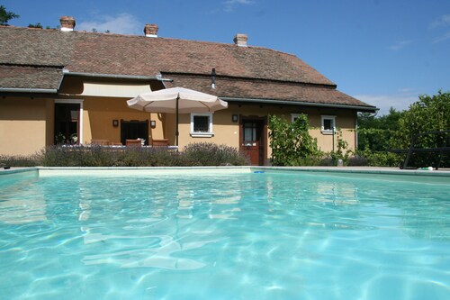 Country house, 8 people. Private parking, swimming pool and large private garden. At Lake Tisza.
