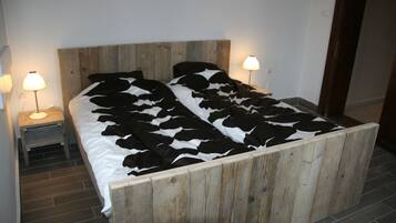 3 bedrooms, free WiFi, bed sheets, wheelchair access