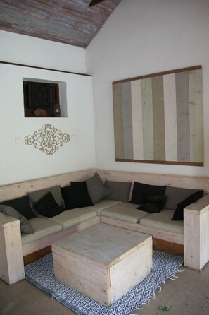 Interior - Country house, 8 people. Private parking, swimming pool and large private garden. At Lake Tisza. (Tiszaszentimre)