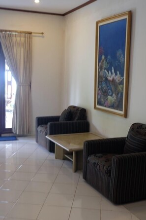 Deluxe Villa, 3 Bedrooms | Living room | LED TV - Villa Eco Resort by SKH (Cisarua)