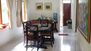 Deluxe Villa, 3 Bedrooms | In-room dining