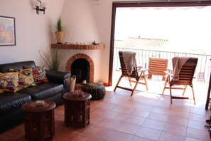 Smart TV, caminetto, impianto stereo