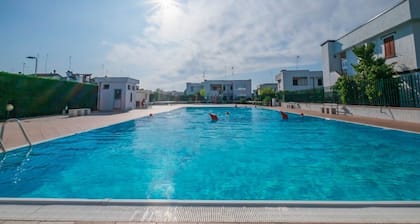 Acogedora villa de tres habitaciones con 6 camas, piscina y jardín compartidos.