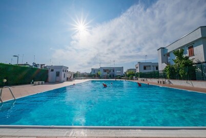 Cozy house in residence with pool, with private garden and terrace with barbecue