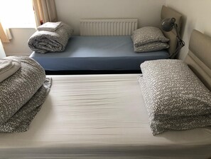 2 bedrooms, iron/ironing board, free WiFi, bed sheets
