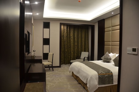 Business Single Room | Minibar, in-room safe, desk, blackout drapes