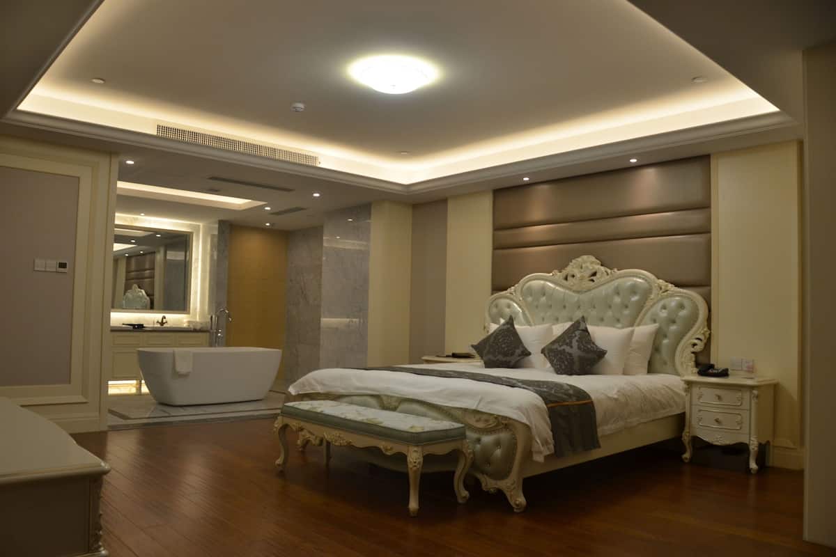 Suite presidencial | Minibar, caja fuerte, escritorio y cortinas opacas