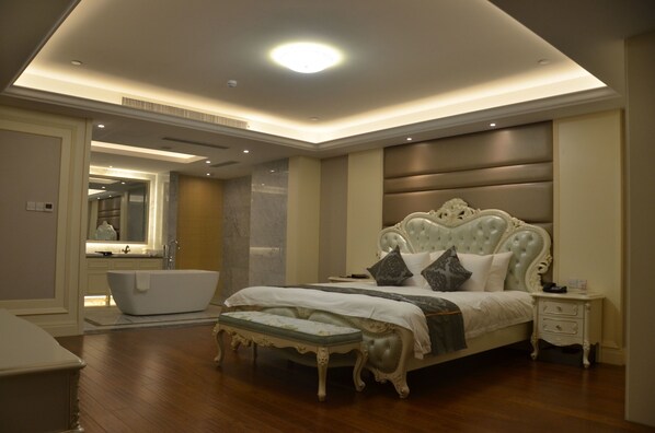 Presidential Suite | Minibar, in-room safe, desk, blackout drapes - Linyi Damei Grand New Century Hotel (Linyi)