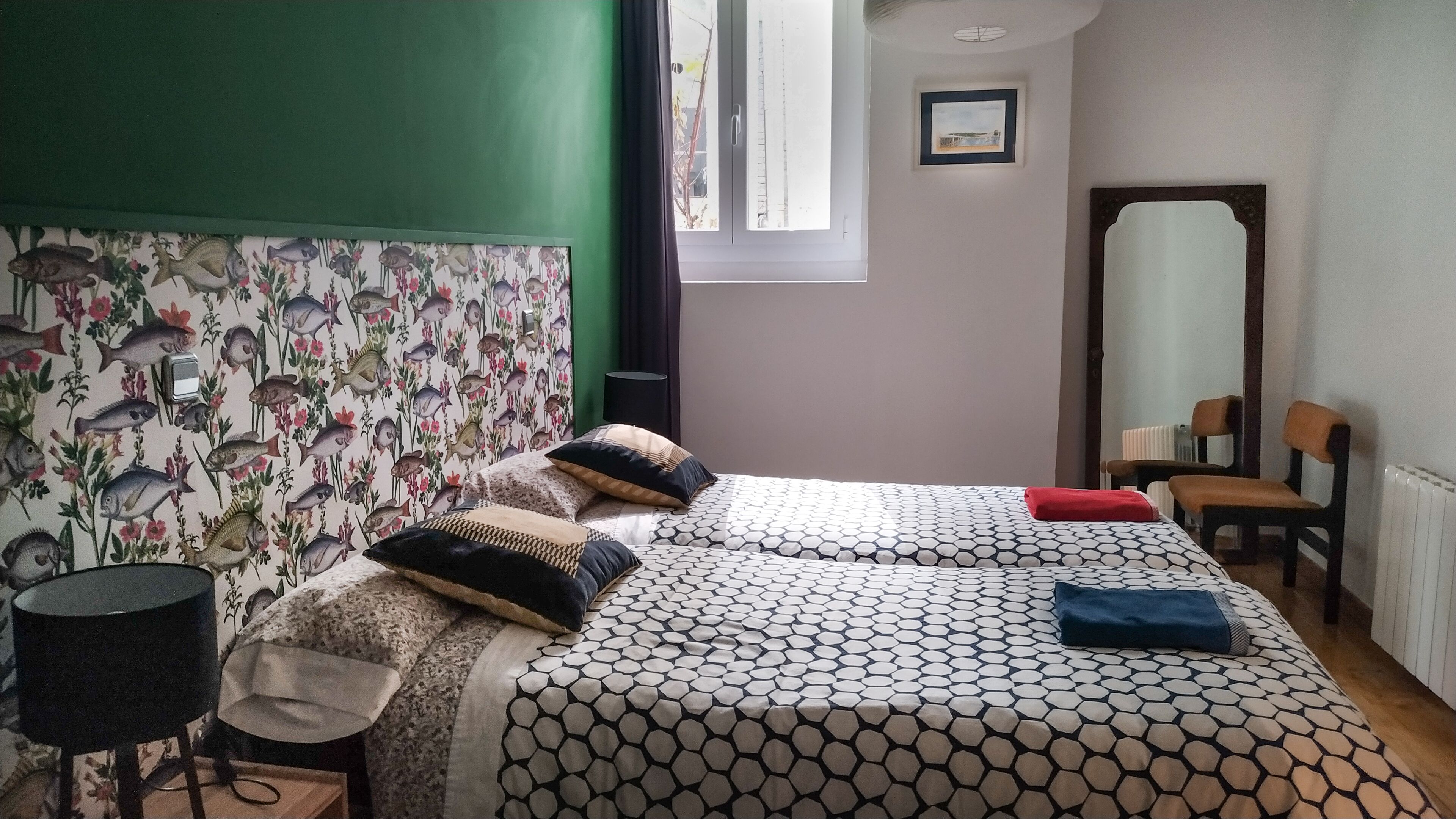 2 slaapkamers, een bureau, een strijkplank/strijkijzer, reisbedje