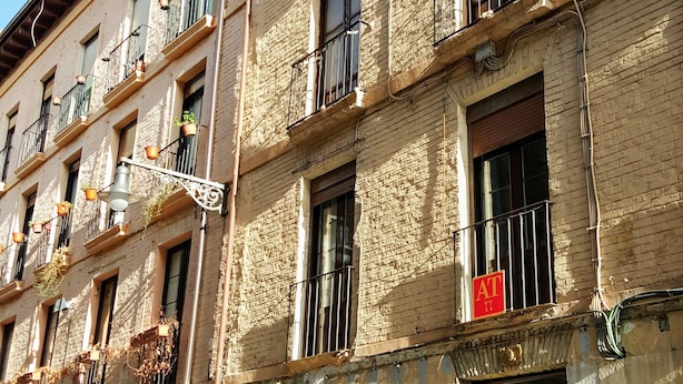 Un edifici de diverses plantes amb balcons, grans finestres i un estil arquitectònic tradicional.