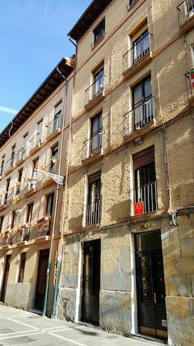 100 m2 apartment in quiet street above the historic district, two minutes from everything