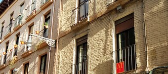 100 m2 apartment in quiet street above the historic district, two minutes from everything