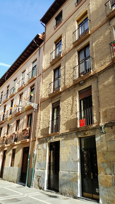 100 m2 apartment in quiet street above the historic district, two minutes from everything