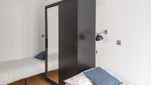 2 Schlafzimmer, Schreibtisch, Bügeleisen/Bügelbrett, Reisekinderbett