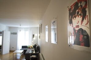 Una televisión, libros