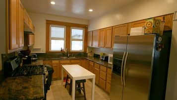 Sebuah peti sejuk di kawasan bersama