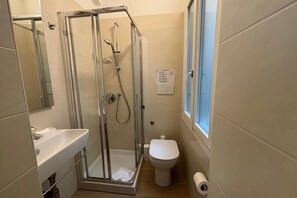 Douche, sèche-cheveux, serviettes fournies