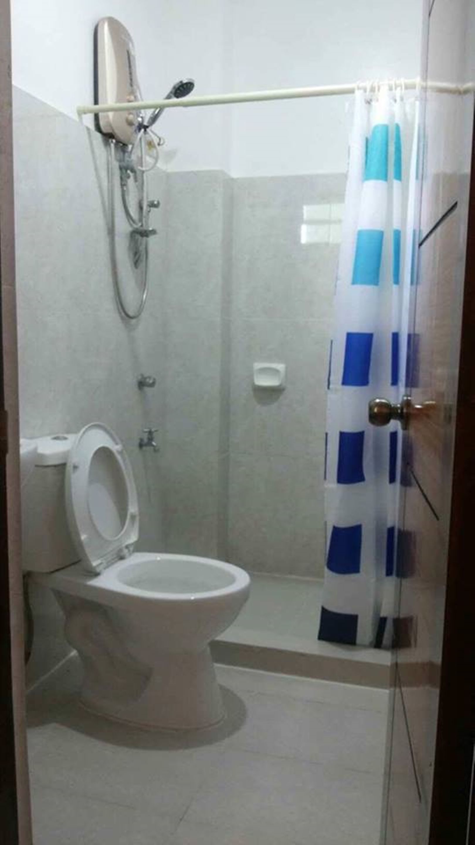 shower, free toiletries, towels