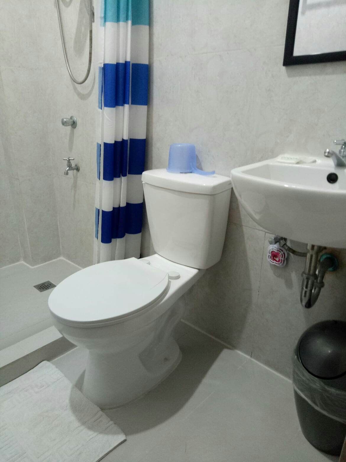 twin room | bathroom | shower, free toiletries, towels