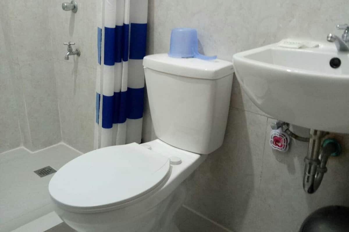 twin room | bathroom | shower, free toiletries, towels