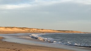 Nær stranden og solsenger