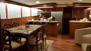 Lemari es, microwave, oven, dan kompor