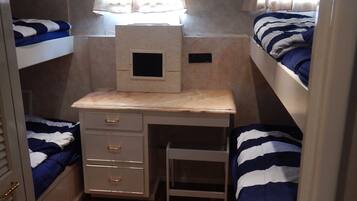 Kamar Quadruple Basic, Bebas Asap Rokok, pemandangan marina | Wi-Fi gratis dan seprai linen