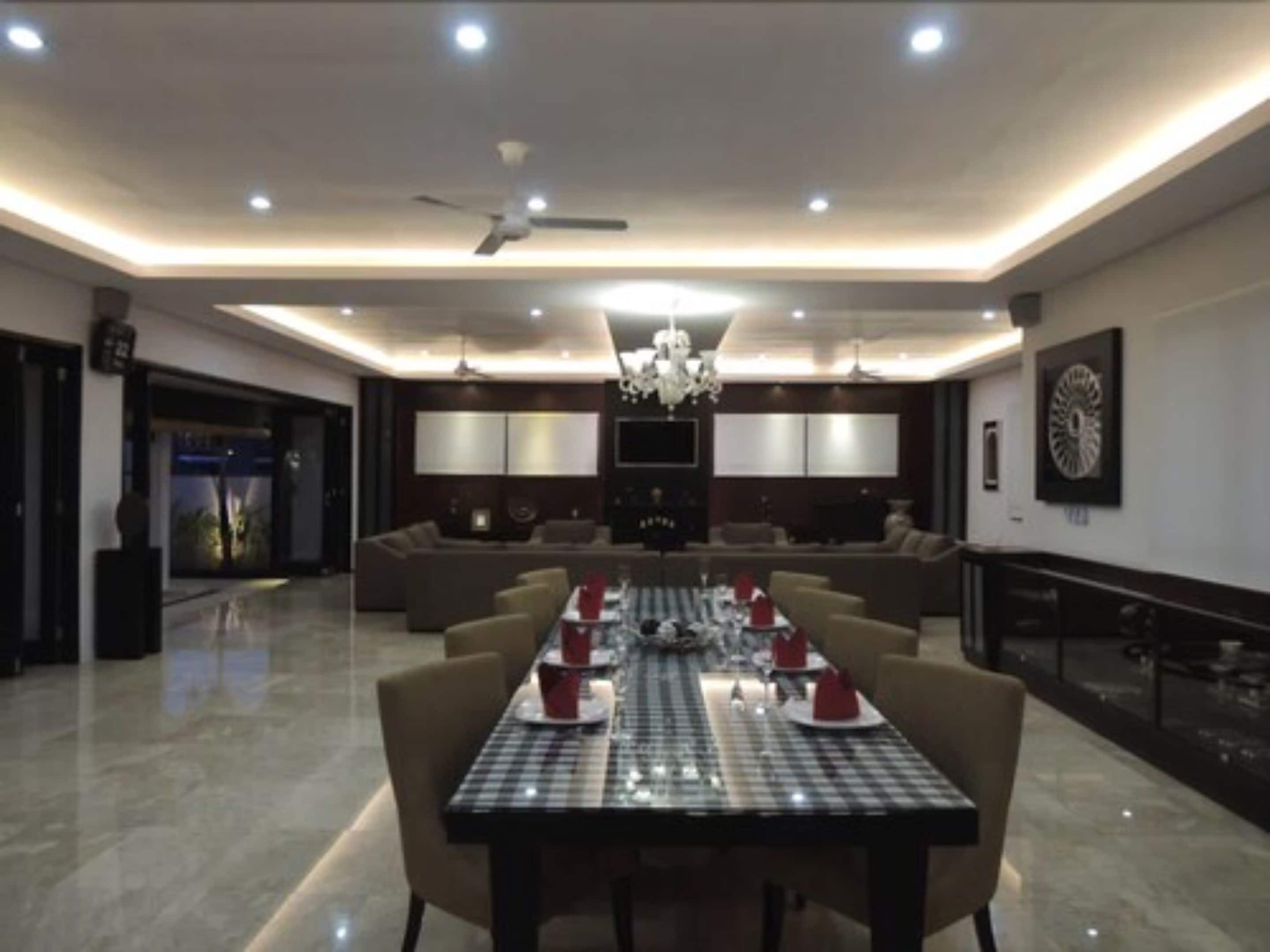 Phòng đơn dành cho gia đình, 1 giường đôi, cạnh hồ bơi | Khu vực ăn uống tại phòng