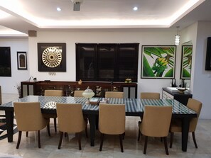 Habitación individual familiar, 1 cama matrimonial, junto a la alberca | Servicio a la habitación