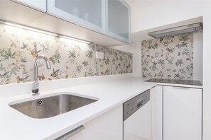 Kühlschrank, Mikrowelle, Ofen, Herdplatte