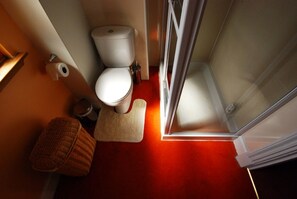 Douche, sĂšche-cheveux, serviettes fournies, savon