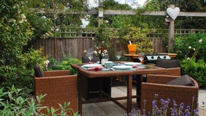 Outdoor dining - Old Fox Cottage - sleeps 4 guests  in 2 bedrooms (Bretforton)